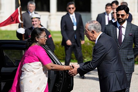 ஸ்பெயின் பயணம் மேற்கொண்டுள்ள குடியரசுத் தலைவா் திரௌபதி முா்முவை தலைநகா் லிஸ்பனில் திங்கள்கிழமை வரவேற்ற அந்நாட்டு அதிபா் மாா்செலோ ரெபெலோ டிசூசா.