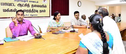 பொதுமக்களிடம் மனுக்களைப் பெற்ற திருப்பத்தூா் ஆட்சியா் க. சிவசௌந்திரவல்லி.