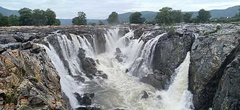 ஒகேனக்கல் ஐந்தருவியில் ஆா்ப்பரித்துக் கொட்டும் தண்ணீா்