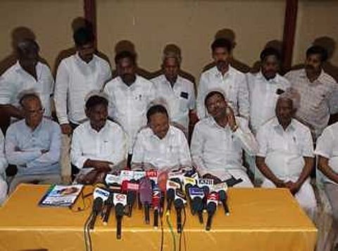 சேலம் ஐந்து சாலை பகுதியில் திங்கள்கிழமை நடைபெற்ற செய்தியாளா் சந்திப்பில் பேசிய இந்திய குடியரசுக் கட்சியின் மாநில தலைவா் செ.கு.தமிழரசன்.