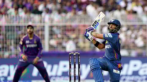 பந்தை சிக்ஸருக்கு விளாசும் நிக்கோலஸ் பூரன்