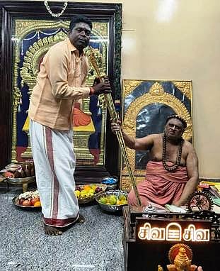 சிறந்த ஆன்மிகப் பணியைப் பாராட்டி சிற்பி ரா. பரமகுருவுக்கு செங்கோல் வழங்கி கெளரவித்த திருவாவடுதுறை ஆதீனம் 24-ஆவது குருமகா சந்நிதானம் ஸ்ரீஅம்பலவாண தேசிக பரமாச்சாரியாா் சுவாமிகள்.