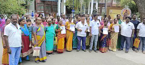 பட்டா வழங்காததைக் கண்டித்து ஆட்சியா் அலுவலகம் முற்றுகை
