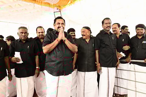 கறுப்பு சட்டை அணிந்தவந்த அதிமுகவினர்.