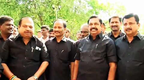 சட்டப்பேரவைக்கு அதிமுக உறுப்பினர்கள் கறுப்புச் சட்டை அணிந்து வருகை!