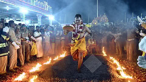 பண்ணாரி மாரியம்மன் கோவிலில் குண்டம் திருவிழா: லட்சக்கணக்கான பக்தர்கள் தீ மிதித்து நேர்த்திக்கடன்!