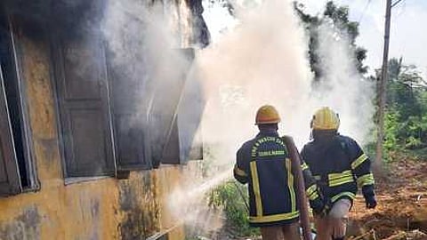 தீயை அணைக்கும் பணியில் ஈடுபட்ட வீரா்கள்