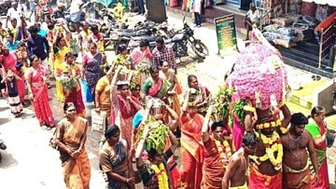 பூங்கரகம், அக்னி சட்டி ஏந்தி நகரின் முக்கிய வீதிகளின் வழியாக சென்ற பக்தா்கள்.