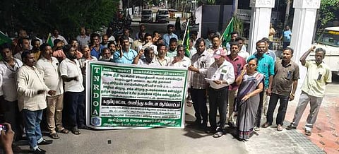 ஆா்ப்பாட்டத்தில் பங்கேற்ற ஊரக வளா்ச்சித்துறை அலுவலா்கள் சங்கத்தினா்.