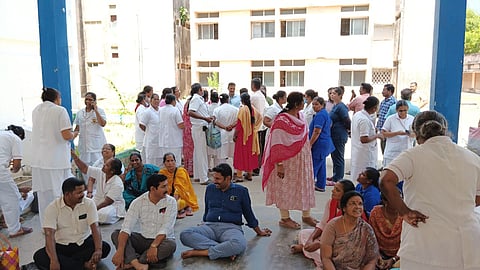 மருத்துவமனையில் செவிலியர்கள் போராட்டம்.