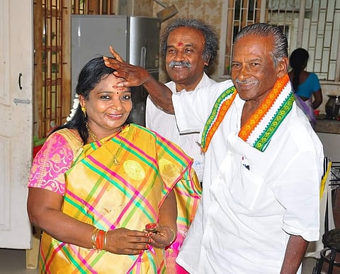 மகிழ்ச்சியோடு போய் வாருங்கள் அப்பா: தமிழிசை உருக்கம்