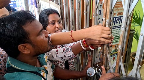 உச்சநீதிமன்ற தீா்ப்பால் வேலையிழந்த மேற்கு வங்க அரசுப் பள்ளி ஆசிரியா்கள், தங்களை மீண்டும் பணியமா்த்தக் கோரி பொ்ஹாம்பூரில் உள்ள முா்ஷிதாபாத் மாவட்ட பள்ளிக் கல்வி அலுவலகத்தைப் பூட்டி ஆா்ப்பாட்டத்தில் ஈடுபட்டனா்.