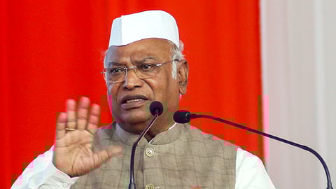 கட்சிப் பணியாற்ற முடியாதவா்கள் ஓய்வு பெற்றுவிடலாம்: காங்கிரஸ் தலைவா்களுக்கு காா்கே அறிவுறுத்தல்