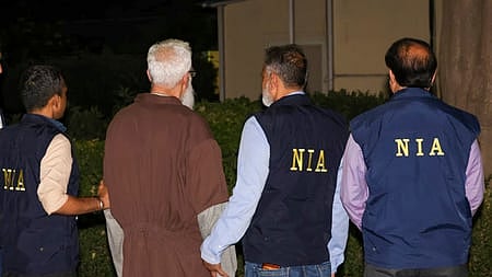 தில்லி விமானநிலையத்தில் ராணாவை வியாழக்கிழமை கைது செய்த என்ஐஏ அதிகாரிகள்.