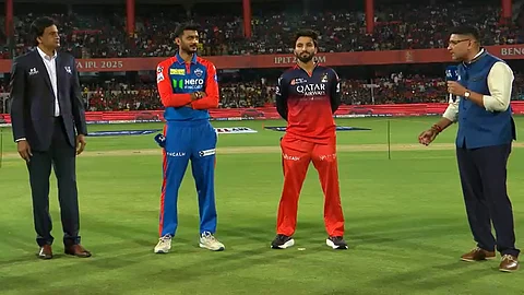 ஆர்சிபி பேட்டிங்! தில்லியின் வெற்றிப் பயணத்துக்கு முற்றுப்புள்ளி வைக்குமா?