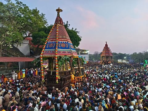 மயிலத்தில் வியாழக்கிழமை நடைபெற்ற முருகன் கோயில் பங்குனி உத்திரத் தேரோட்டம்.