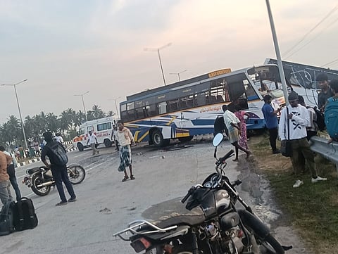கடலூர் அருகே நேருக்கு நேர் மோதிக் கொண்ட தனியார் மற்றும் அரசுப் பேருந்து