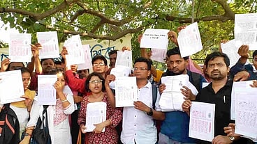 மேற்கு வங்கத்தில் பணிநீக்கம் செய்யப்பட்ட ஆசிரியர்கள் தொடர் உண்ணாவிரதப் போராட்டத்தில் ஈடுபட்டுள்ளனர்.