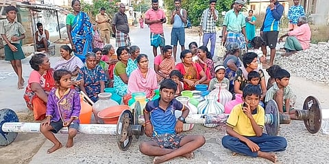 சோளிங்கர் அருகே குடிநீர் கேட்டு காலிக் குடங்களுடன் திடீர் சாலை மறியல் போராட்டத்தில் ஈடுபட்ட கிராம மக்கள்.