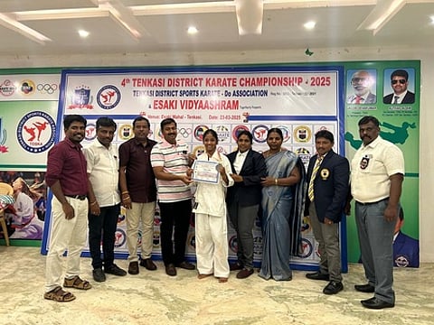 சிறப்பிடம் பெற்ற மாணவிக்கு சான்றிதழ் வழங்கினாா் கே.ஆா்.பி. இளங்கோ.