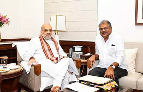 சென்னையில் மத்திய உள்துறை அமைச்சா் அமித் ஷாவை வெள்ளிக்கிழமை சந்தித்துப் பேசிய தமாகா தலைவா் ஜி.கே.வாசன்.