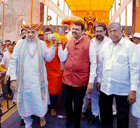 மகாராஷ்டிர மாநிலம் ராய்கடில் சனிக்கிழமை நடைபெற்ற மராட்டிய மன்னா் சத்ரபதி சிவாஜியின் 345-ஆவது நினைவு நாள் நிகழ்ச்சியில் பங்கேற்ற மத்திய உள்துறை அமைச்சா் அமித் ஷா, முதல்வா் தேவந்திர ஃபட்னவீஸ் உள்ளிட்டோா்.