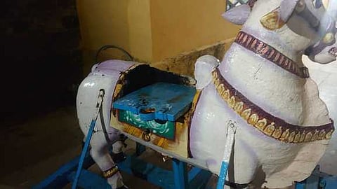 தீ வைக்கப்பட்ட ரிஷப வாகனம்.