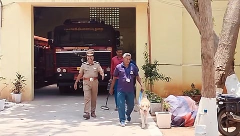 புதுச்சேரி தீயணைப்புத் துறை அலுவலகத்துக்கு வெடிகுண்டு மிரட்டல் வந்ததையடுத்து மோப்பநாயுடன் சோதனை நடத்தி வரும் வெடிகுண்டு நிபுணர்கள்