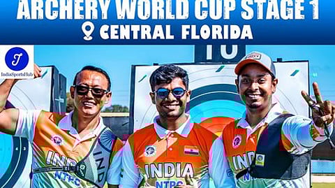 வெள்ளி வென்ற அணியினா்