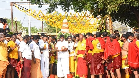 தீமிதி விழாவைத் தொடங்கி வைத்த அமைச்சா் சா.மு. நாசா். உடன்
எம்எல்ஏ எஸ். சுதா்சனம் உள்ளிட்டோா்.