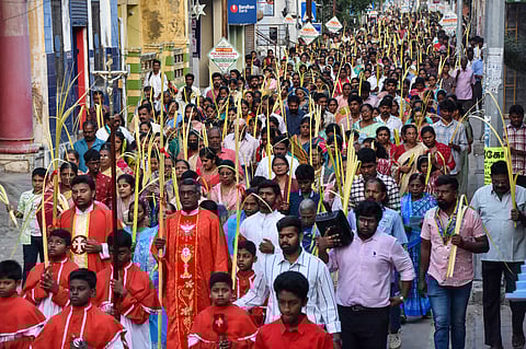 தூய பனிமய மாதா பேராலயத்தில் இருந்து பங்குத்தந்தை ஸ்டார்வின் தலைமையில் குருத்தோலை பவனி செல்லும் மக்கள்.