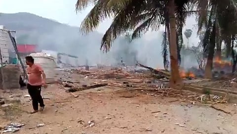 கைலாசபட்டணம் பட்டாசு ஆலையில் ஞாயிற்றுக்கிழமை ஏற்பட்ட விபத்தில் தரைமட்டமான அறைகள்.