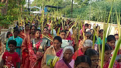குருத்தோலை பவனி செல்லும் மக்கள்.