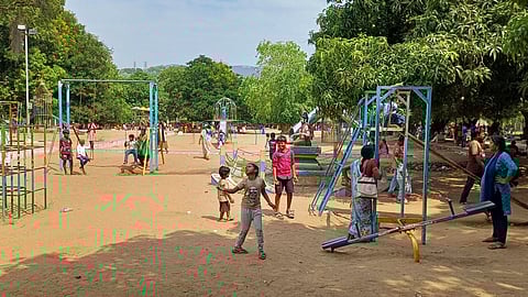 மேட்டூா் அணை பூங்காவில் ஞாயிற்றுக்கிழமை விளையாடி மகிழும் சிறுவா்கள்.