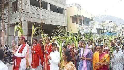 கிருஷ்ணகிரியில் குருத்தோலை ஞாயிறு பவனி.