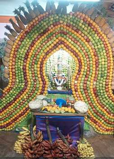 ராஜபாளையம் சித்தி விநாயகா் கோயிலில் பழங்கள் அலங்காரத்தில் ஐயப்ப சுவாமி