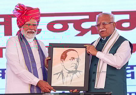 ஹரியாணா மாநிலம் ஹிசாரில் நடைபெற்ற நிகழ்ச்சியில் பிரதமா் மோடியை வரவேற்ற மத்திய அமைச்சா் மனோகா் லால் கட்டா்.