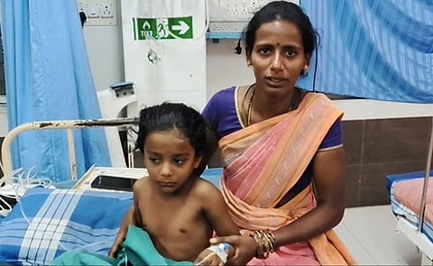 சிகிச்சை பெற்ற மாணவி கனிஸ்ரீ, அவரது தாயாா்.