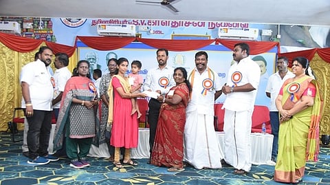 பயனாளிக்கு நலத்திட்டஉதவியை வழங்குகிறாா் மாவட்ட ஆட்சியா் ஏ.கே.கமல்கிஷோா்