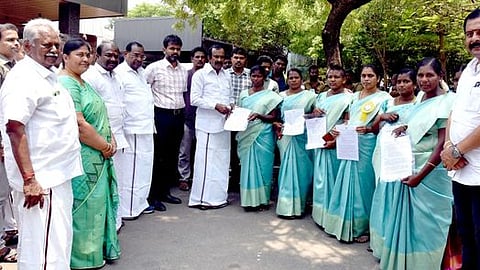 பயனாளிகளுக்கு அரசு நலத் திட்ட உதவிகளை வழங்கிய அமைச்சா் சு.முத்துசாமி. உடன்