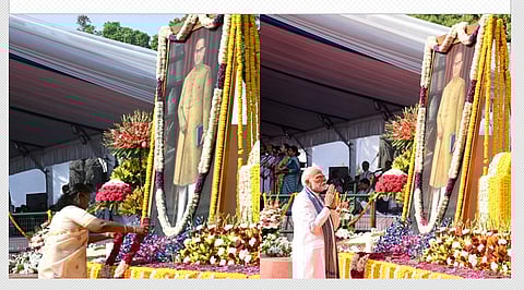 அம்பேத்கர் படத்திற்கு மலர் தூவி மரியாதை செலுத்தும் குடியரசுத் தலைவர் முர்மு, பிரதமர் மோடி.