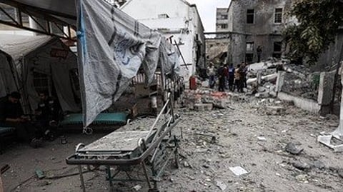 காஸாவின் அல்-அஹில் அரபு மருத்துவமனையில் இஸ்ரேல் நடத்திய தாக்குதலில் சேதமடைந்த பகுதி