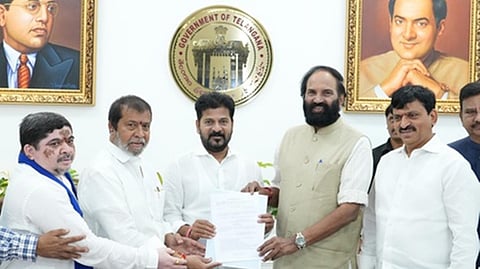 பட்டியலின சமூகத்தினருக்கான இடஒதுக்கீடு வகைப்பாட்டுக்கான அரசாணை நகலை தெலங்கானா முதல்வர் ரேவந்தர் ரெட்டியிடம் திங்கள்கிழமை வழங்கிய மாநில அமைச்சர் உத்தம் குமார் ரெட்டி தலைமையிலான துணைக்குழு உறுப்பினர்கள்.