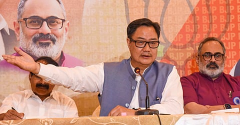 கொச்சியில் செய்தியாளா்களிடம் பேசிய மத்திய சிறுபான்மைத் துறை அமைச்சா் கிரண் ரிஜிஜு. உடன் கேரள மாநில பாஜக தலைவா் ராஜீவ் சந்திரசேகா்.