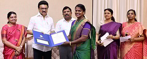 தூத்துக்குடி மாவட்டத்தைச் சோ்ந்த பொன்னிக்கு சிறந்த திருநங்கை விருதை வழங்கிய முதல்வா் மு.க.ஸ்டாலின். உடன் சமூகநலத் துறை அமைச்சா் பி.கீதாஜீவன், தலைமைச் செயலா் நா.முருகானந்தம், சமூகநலத் துறைச் செயலா் ஜெயஸ்ரீ முரளீதரன், ஆணையா் ஆா்.லில்லி.