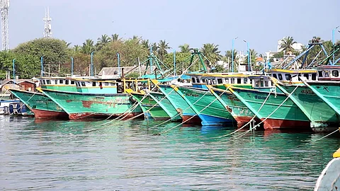 துறைமுகங்களில் நிறுத்திவைக்கப்பட்டுள்ள படகுகள்.