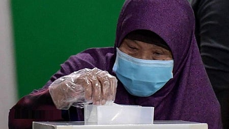 மே. 3-இல் சிங்கப்பூா் தோ்தல்