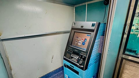 இந்தியாவில் முதல்முறையாக ரயிலில் ஏடிஎம்!