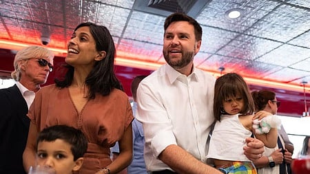 மனைவி உஷா வான்ஸ் மற்றும் குழந்தைகளுடன் அமெரிக்க துணை அதிபா் ஜெ.டி.வான்ஸ்.