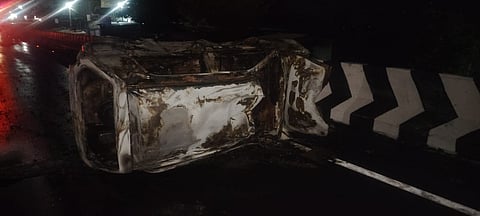 தீக்கிரையான கார்.